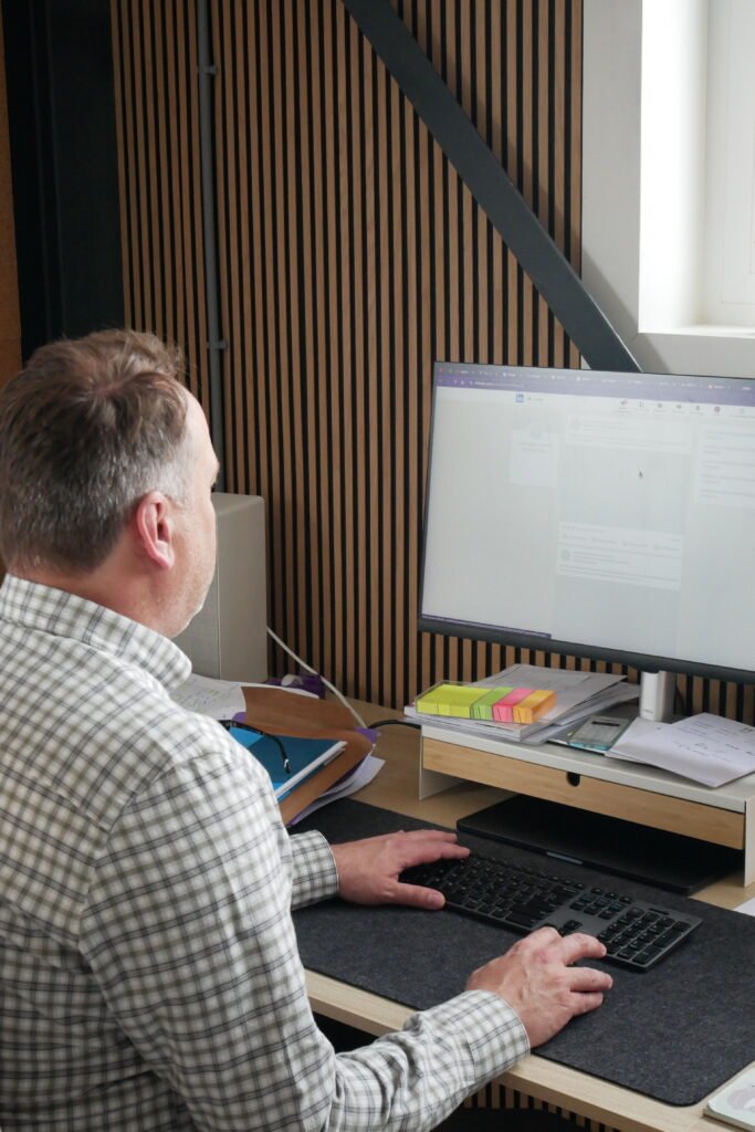 Charles aan het werk